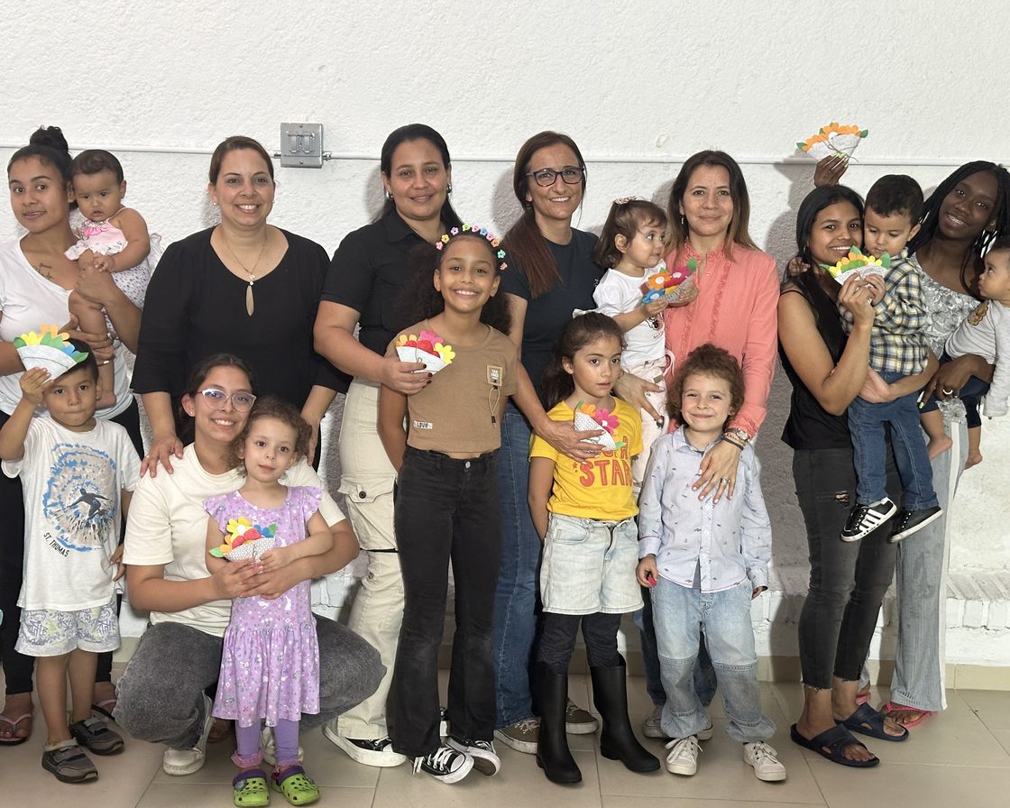 Women and children of the TIKVA community gathered together in Medellín